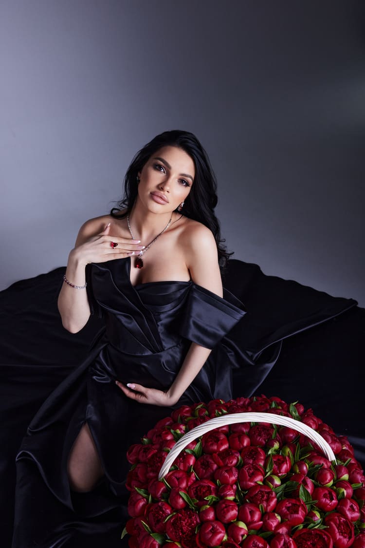 Фото из коллекции «Borcelle Spring 2024». Платье предоставлено бутиком «Mercedress». 